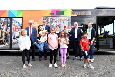 Besuch bei den Ferienkarten-Kindern (von links): Jochen Erlhof (MVG), OB Michael Ebling und Stadtwerke-Chef Daniel Gahr (2.v.re) mit Regina Gangluff von der Busschule, Fahrer Helmut Elsässer und Linda Artz vom Jugendamt. Foto: hbz/Kristina Schäfer