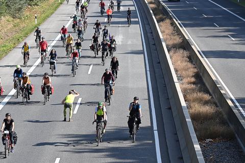 Teilnehmer einer Fahrrad-Demonstration fahren auf einer gesperrten Autobahn.  Foto: dpa