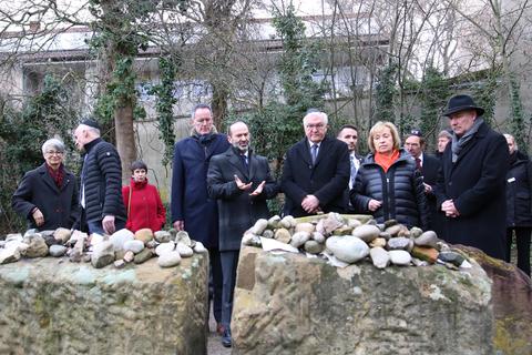 Bundespräsident Frank-Walter Steinmeier (Mitte rechts) beim Besuch des jüdischen Friedhofs "Heiliger Sand" in Worms. Links von ihm: Rabbiner Aharon Vernikovsky und Innenminister Michael Ebling. Ganz rechts: Der Wormser Oberbürgermeister Adolf Kessel.