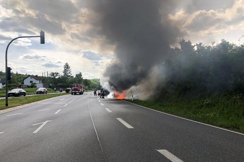 Als die Rettungskräfte eintrafen, stand das Auto der Frau bereits in Vollbrand. Foto: Polizei Rheinland-Pfalz