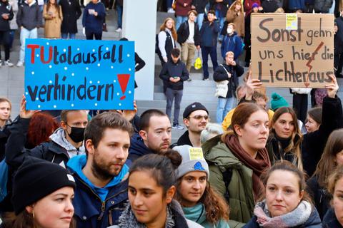 Bei einer Demo in der Innenstadt forderten Studierende wie Beschäftigte der TU Darmstadt spürbare Entlastungen und Hilfen vom Staat.