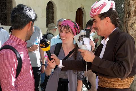 Marlene Förster aus Darmstadt bei einem Interview in den Kurdengebieten.  Foto: Förster