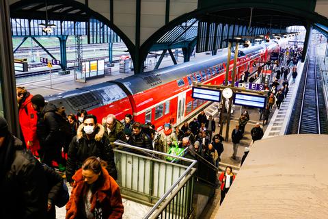 Der Tag 1 ohne Maskenpflicht im ÖPNV - Fotos aus dem Hauptbahnhof in Darmstadt und vom Luisenplatz am Donnerstag Morgen. Foto: Guido Schiek / VRM Bild
