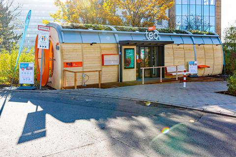 950 Artikel, aber kein Personal gibt es in den kleinen "Teo"-Läden des Lebensmittelhändlers Tegut. Die innovativen Shops sind modular gebaut und sehen daher weitgehend gleich aus. Dies ist der "Teo" am Parkplatz des Klinikums Fulda. Foto: Tegut 