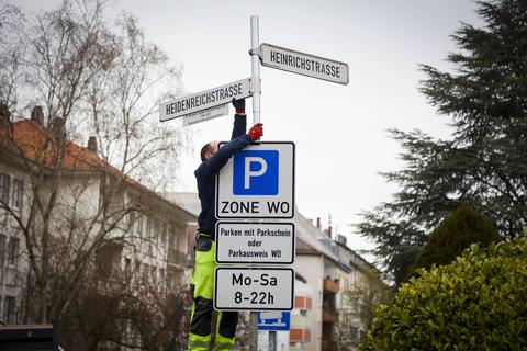 Im Woogsviertel wurden im Frühjahr die Schilder zur Parkzone aufgestellt. Bei vielen Darmstädtern sorgt die Parkraumbewirtschaftung für Unmut.