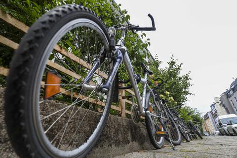 In einigen Vierteln stehen Fahrräder auffallend häufig im öffentlichen Raum - aus Mangel an Alternativen.  Foto: Guido Schiek