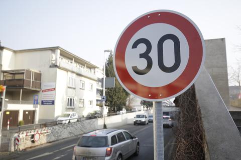 Tempo 30 an der Darmstädter Hügelstraße – das will die Stadt auf mehr großen Straßen anordnen.  Archivbild: Guido Schiek