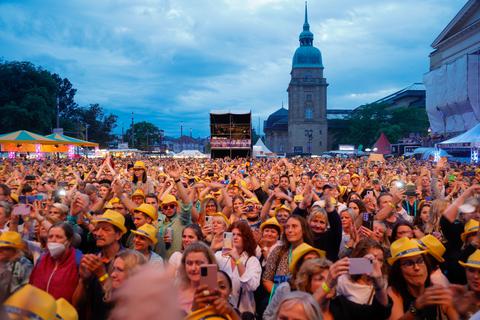 Das Schlossgrabenfest 2022 in Darmstadt. Viel Andrang herrschte vor allen Bühnen. Schlager-Ikone Howard Carpendale begeisterte als Hauptact auf der Merck-Bühne die Fans.