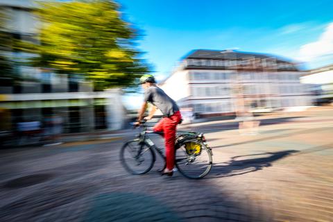 Radfahren in der Stadt: Das ginge auch weniger riskant, sagen junge Forscher der TU Darmstadt.  Foto: Sascha Lotz