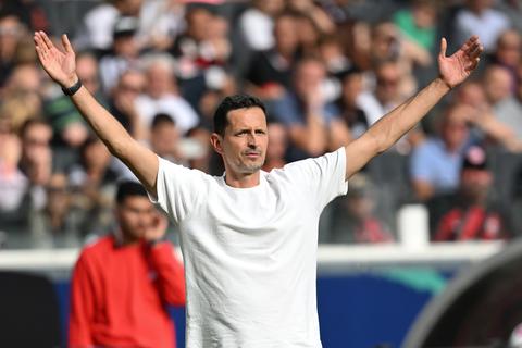 Frankfurts Cheftrainer Dino Toppmöller reagiert an der Seitenlinie.