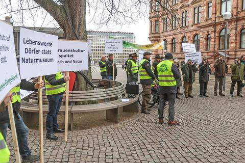 Waldbesitzer und Jäger haben am Dienstag vor dem Landtag in Wiesbaden gegen das – mittlerweile beschlossene – Gesetz für ein 260 Kilometer langes Grünes Band entlang der früheren innerdeutschen Grenze demonstriert.