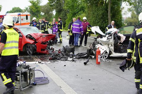 Die beiden Autos sind auf der B9 zwischen Gimbsheim und Bechtheim frontal zusammengestoßen. Foto: 5Vision Media
