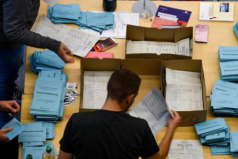 Die Wahlhelfer in den Gemeinden im Kreis Bad Kreuznach müssen in einigen Fällen nicht nur die Stimmen aus dem eigenen Wahllokal auszählen. Archivfoto: dpa