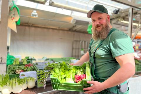 Für Daniel Raubers Kunden am Gemüse-Stand gibts beim EIkauf auf dem Wochenmarkt auch die ein oder andere Rezeptidee gratis dazu.