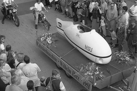 Bei der Lampertheimer Stadtrechtefeier im Jahr 2001 wurde die Verkleidung des Rekordmotorrads von Wilhelm Herz gezeigt. Archivfoto: Asel