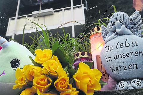 Vor dem Haus in der Schöneweibergasse, in dem es von Sonntagabend bis Montagabend brannte, sind Grablichter und Blumen als Zeichen der tiefen Trauer abgelegt worden Foto: Matthias Voigt