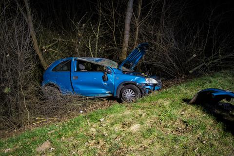 Das Auto hatte sich mehrfach überschlagen und landete in der Böschung. Die zwei jungen Männer wurden bei dem Unfall auf der B26 nahe Dieburg nur leicht verletzt. Foto: 5vision.media