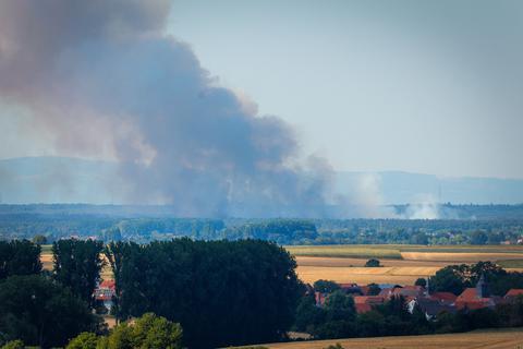 Bei Münster-Breitefeld hält ein Waldbrand die Feuerwehren in Atem, von weitem sind die hohen Rauchsäulen sichtbar wie hier bei Habitzheim (im Vordergrund). Foto aus Richtung Otzberg.  Foto: Guido Schiek / VRM Bild