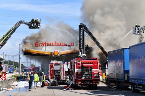 Nachdem ein Auto in die Tankstelle an der Rastanlage gerast ist, hat das Dach Feuer gefangen.  Foto: Dirk Zengel