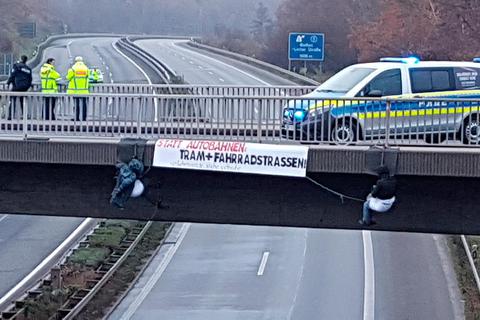 Die A485 bei Gießen wurde in beiden Richtungen von der Polizei gesperrt. Dort haben sich A49-Ausbaugegner von einer Brücke abgeseilt. Foto: Schäfer