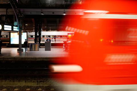 Tatort Regionalzug: Noch am Ausgangsbahnhof in Gießen endete die Reise für einen gewalttätigen Maskenverweigerer.