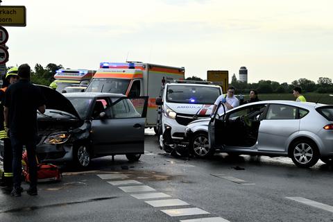An der Kreuzung der B42/44 und der Mainzer Straße in Büttelborn hat sich am Montagabend ein Unfall ereignet. Die Bundesstraße ist derzeit in beide Richtungen gesperrt.