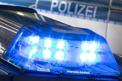 Ein Blaulicht auf dem Dach eines Polizeiwagens.