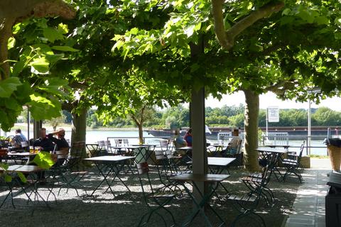 Ein kühles Bier gepaart mit einem tollen Ausblick auf den Rhein: Das kann man an der Gernsheimer Hafenspitze im Selbstbedienungsbiergarten erleben. 