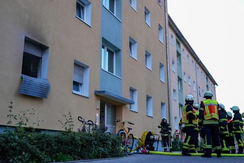 Wegen des Brandes am Mittwochabend ist die Wohnung im Erdgeschoss eines Mehrfamilienhauses in Gustavsburg stark verrußt und vorerst nicht mehr nutzbar,