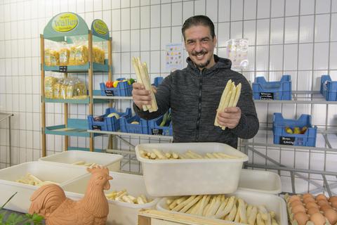 Im Wolfskehler Hofladen der Familie Manke verkauft Jonas Moatasimi das begehrte Gemüse. 