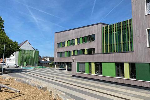 Neubau der Schwarzbachschule in Nauheim. Links der Altbau der Grundschule mit dem neuen, außenliegenden Gebäude für den Fahrstuhl.