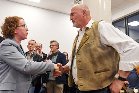 Rosalia Radosti gratuliert dem Wahlsieger Roland Kappes. Der unabhängige Bewerber hat die Bürgermeisterstichwahl in Nauheim mit knapp 63 Prozent der Stimmen klar für sich entschieden.	