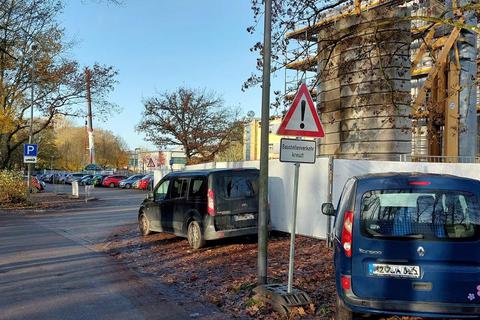 Die Zufahrt zum Lehrerparkplatz der Anne-Frank-Schule und der Neuen Grundschule soll in den nächsten Tagen mit einer Schranke ausgerüstet werden. © Michael Kapp