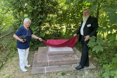 Heimatforscherin Marianne Deuster und Werner Schmidt, Vorsitzender von „Büchner findet statt“, enthüllen die restaurierte Grabplatte von Psychiatriereformer Ludwig Franz Amelung.
