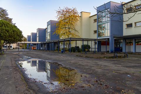 Die Martin-Niemöller-Schule in Goddelau soll laut Schulentwicklungsplan des Kreises eine gymnasiale Oberstufe bekommen. Die Stadt Riedstadt wünscht sich die Verlegung der gesamten Schule auf einen neuen Campus, denn viele Gebäude wie der Mittelblock sind stark sanierungsbedürftig.