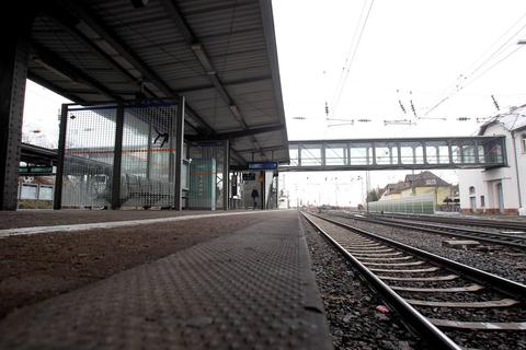 Die Bahn erneuert zwischen dem Bahnhof Bischofsheim (Foto) und Raunheim Leit- und Sicherungstechnik. Archivfoto: hbz/Jörg Henkel
