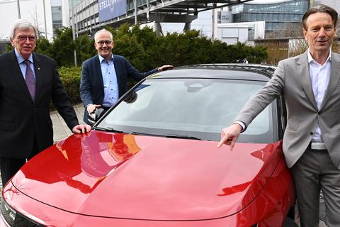 Der Hessische Ministerpräsident Volker Bouffier (CDU, links) und Wirtschaftsminister Tarek Al-Wazir (Grüne) besuchen zum Produktionsstart des neuen Opel-Astra das Werk in Rüsselsheim und Opel-Chef Uwe Hochgeschurtz (rechts). Foto: Arne Dedert/dpa
