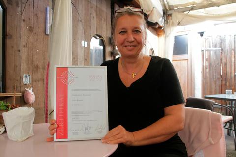 Anke Kugies hat für ihre Weinstube "Zimtkorken" das Zertifikat "Hessen à la Carte" mit zwei von drei möglichen "Löwen" erhalten. © Ralph Keim