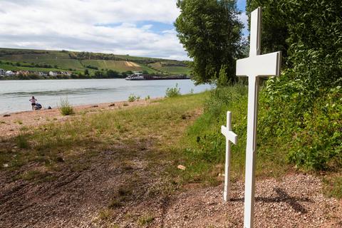 Zwei Kreuze am Goldgrund erinnern an Mutter und Sohn, die hier vor wenigen Tagen ertranken. Foto: Vollformat/Volker Dziemballa 