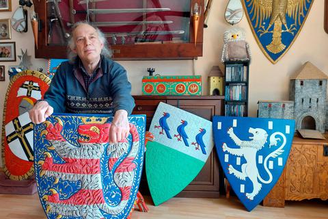 Ulrich Egenolf hat sich dem Nachbau mittelalterlicher Wappenschilde verschrieben. Fotos: Kerstin Kaminsky 
