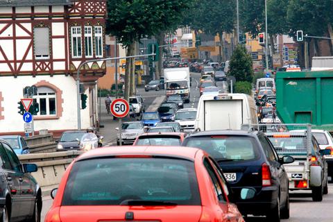 Fahrzeug an Fahrzeug drängt sich durch die Stadt. Schlechte Luft ist nicht nur heute, sondern auch vor 25 Jahren ein Thema, das die Bürger in Limburg bewegt.   Foto: Dieter Fluck 