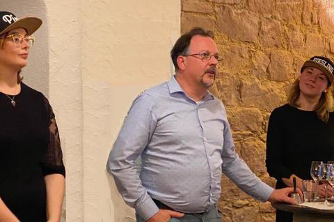 Von links: Sophie Denk, Hendrik Ruitenberg und Sabine Wagner während der verdeckten Weinprobe im Weinbaumuseum mit Weinen aus Österreich und Deutschland. Foto: Stadt Hochheim