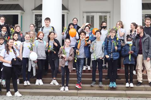 Erinnerungsbild der Theaterklasse auf den Stufen vor dem Eingang zum Kleinen Haus des Staatstheaters in Wiesbaden. Die Erwachsenen von links: Theaterpädagogin Astrid Schlüter, Gisela von Renz, Mona Zimmermann, Johannes Dafinger, Jonathan Köhler und Theaterlehrerin Nina Hahn. Fotos: Dietmar Elsner
