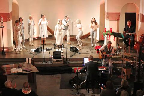 Der New Spirit Gospel Choir Wiesbaden mit seinem Programm „Passion-Power-Gospel“ in der evangelischen Kirche. Foto: Dietmar Elsner