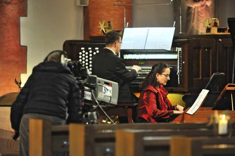Bei der aufwendigen Aufzeichnung des evangelischen Weihnachtsgottesdienstes in der Saalkirche wird vom ZDF-Team nichts dem Zufall überlassen. Foto: Thomas Schmidt