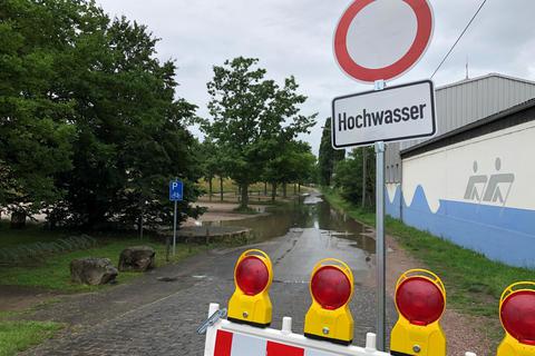 Der Rhein ist über die Ufer getreten, die beiden Parkplätze an der Mole sind bereits gesperrt. Foto: Dennis Buchwald