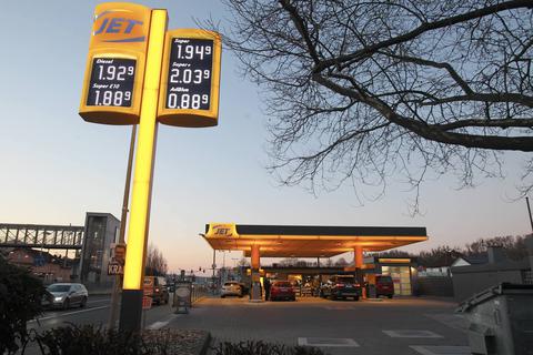 Die Spritpreise klettern immer weiter in die Höhe. Wie hier zu sehen an der Jet Tankstelle in Oppenheim. Foto: Jörg Henkel