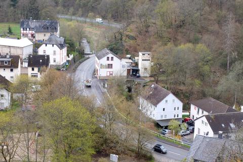 Die vielen Kurven machen die B 54 zwischen Bad Schwalbach und Aarbergen zu einer beliebten Biker-Meile. Das Foto zeigt die Strecke bei Adolfseck.