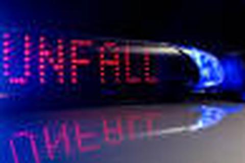 Ein Polizeiwagen mit Blaulicht und Leuchtschrift "Unfall". Symbolfoto: dpa