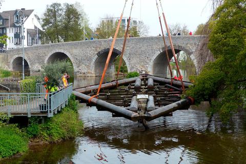 Zwölf Tonnen wiegt die Wasserorgel, die mit einem 70 Meter hohen Kran aus der Lahn gehoben wird.  Foto: Stadt Wetzlar 